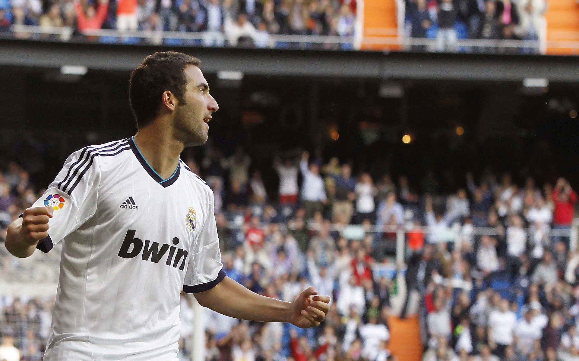 九游娱乐APP-英格兰比赛现场万人合唱震撼全场，英格兰队歌曲