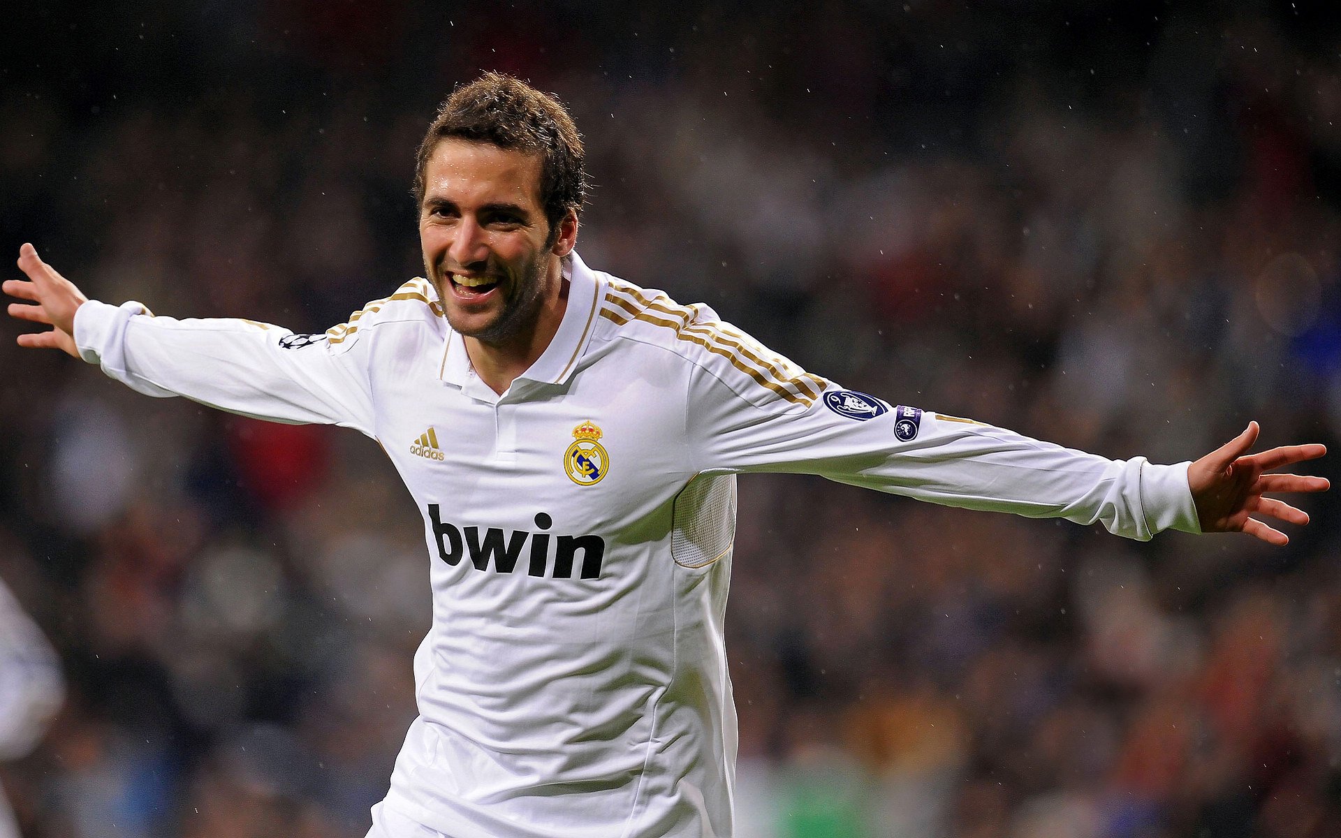 九游娱乐官网-伊朗女足雪地穿花绕树破门，全网热传，伊朗女球迷看足球赛